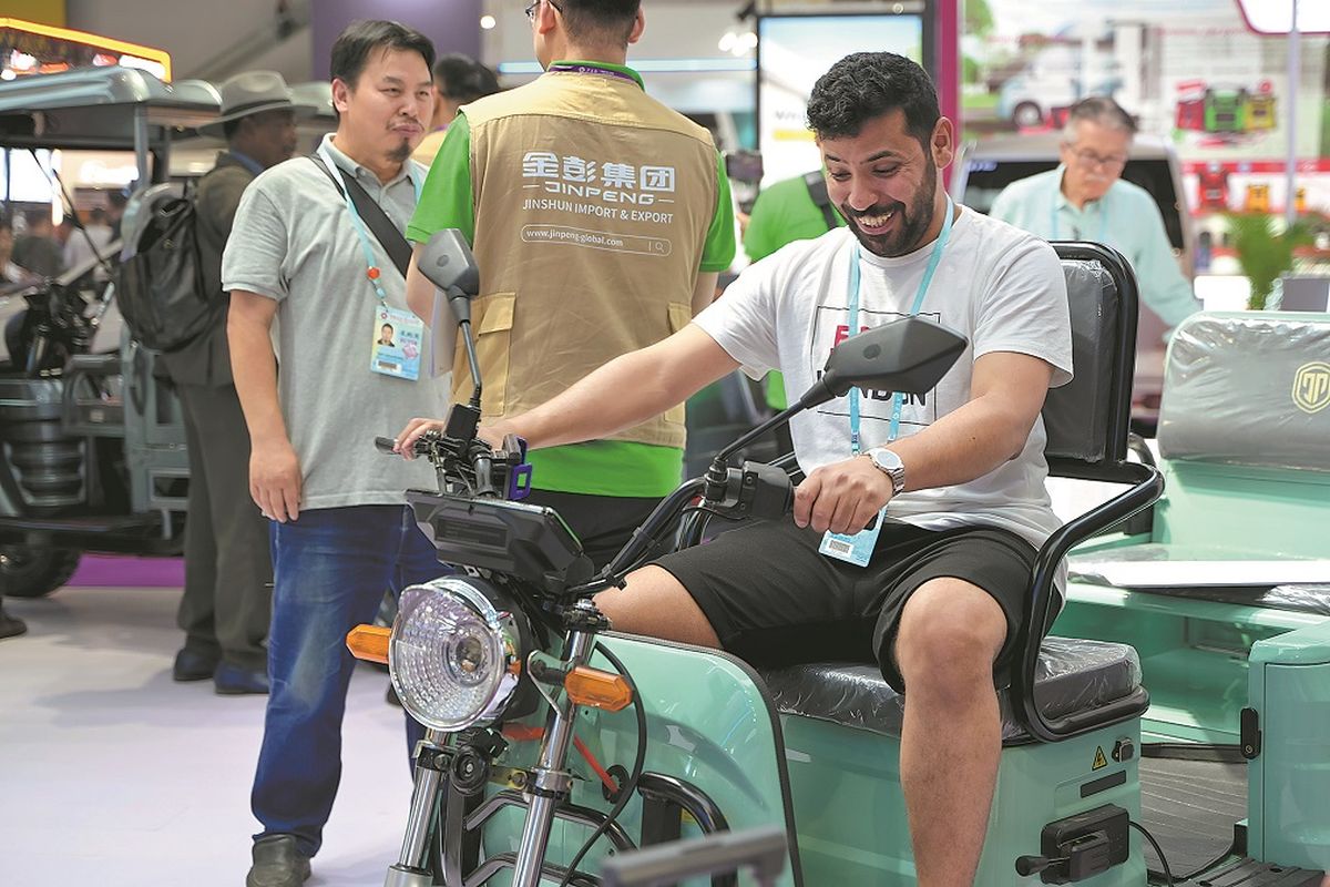 Un comprador prueba un triciclo eléctrico en la Feria de Cantón en Guangzhou, provincia de Guangdong. CHEN JIMIN / SERVICIO DE NOTICIAS DE CHINA. Un comprador prueba un triciclo eléctrico en la Feria de Cantón en Guangzhou, provincia de Guangdong. CHEN JIMIN / SERVICIO DE NOTICIAS DE CHINA.