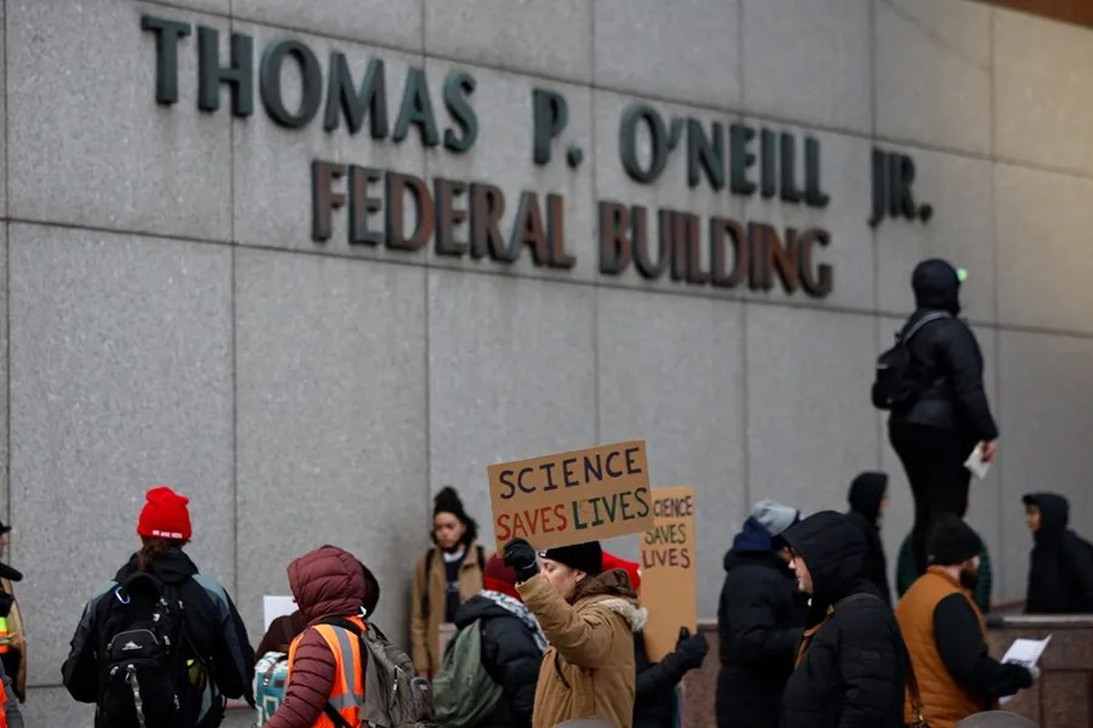 Empleados despedidos del Departamento de Eficiencia Gubernamental (DOGE) de Elon Musk, en una protesta en Massachusetts en Estados Unidos. Crédito: EFE/EPA/Cj Gunther. Empleados despedidos del Departamento de Eficiencia Gubernamental (DOGE) de Elon Musk, en una protesta en Massachusetts en Estados Unidos. Crédito: EFE/EPA/Cj Gunther.