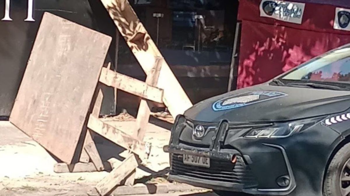 La caída de un andamio en una obra de construcción provocó la muerte de una joven de 20 años que pasaba por el lugar. La caída de un andamio en una obra de construcción provocó la muerte de una joven de 20 años que pasaba por el lugar.