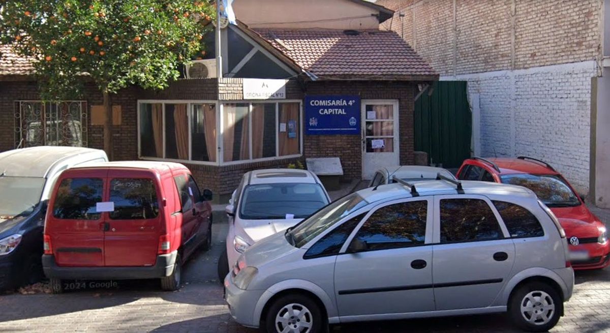 Los delincuentes quedaron detenidos en la Comisaría 4º, de Capital, a disposición de la Justicia. Los delincuentes quedaron detenidos en la Comisaría 4º, de Capital, a disposición de la Justicia.