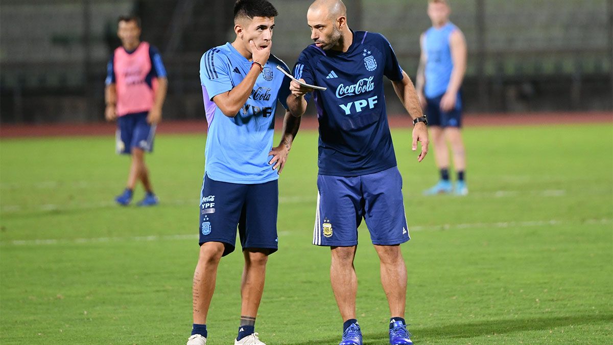 Thiago Almada y Javier Mascherano.