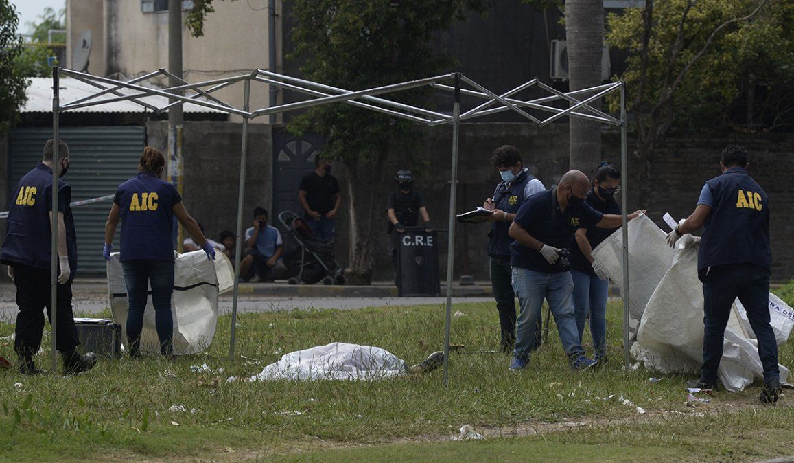 El cuerpo del hombre quedó tendido sobre una plazoleta frente al cementerio de Gobernador Gálvez luego de ser acribillado por dos sujetos