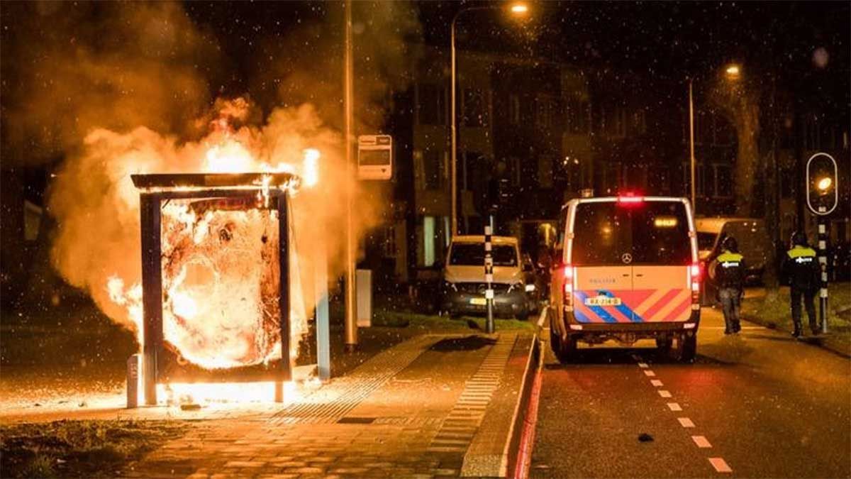 El saldo de las protestas en los Países Bajos contra el toque de queda dejó casi 200 detenidos, 10 policías heridos y tiendas y autos incendiados.