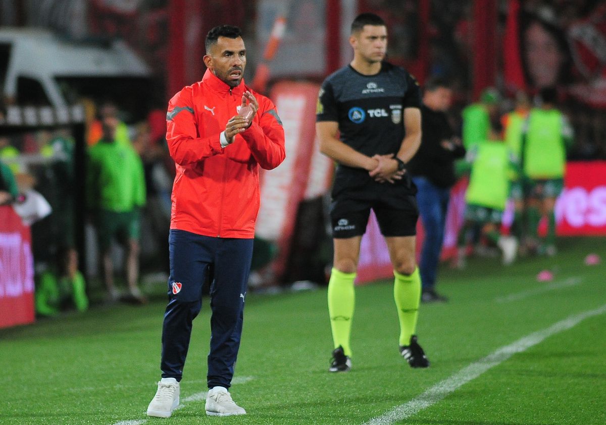 Carlos Tevez seguirá como DT de Independiente, pero si le traen refuerzos Carlos Tevez seguirá como DT de Independiente, pero si le traen refuerzos