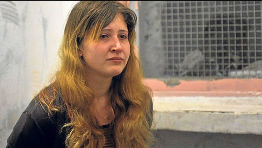 La acusada de parricidio culpó a su hermanastro de los crímenes y se desligó