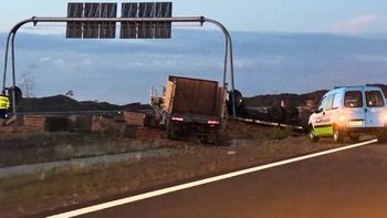 Corte en la variante Palmira por otro accidente: un camión era remolcado y se quedó sin frenos
