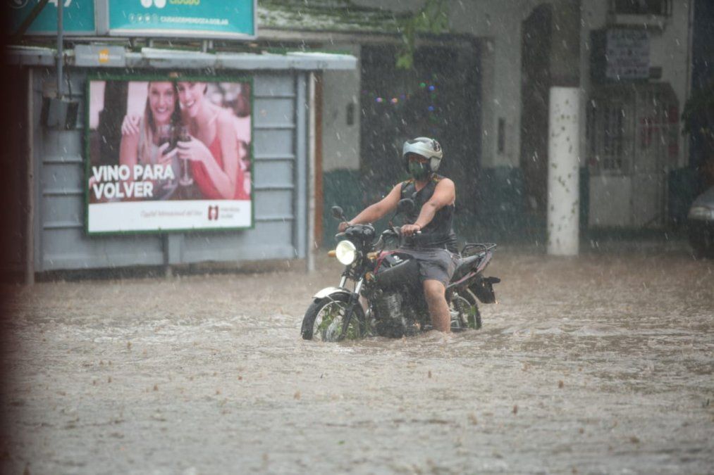 Vientos fuertes y granizo cayó en varias zonas del Gran Mendoza este jueves. Foto: Fernando Martínez Vientos fuertes y granizo cayó en varias zonas del Gran Mendoza este jueves. Foto: Fernando Martínez