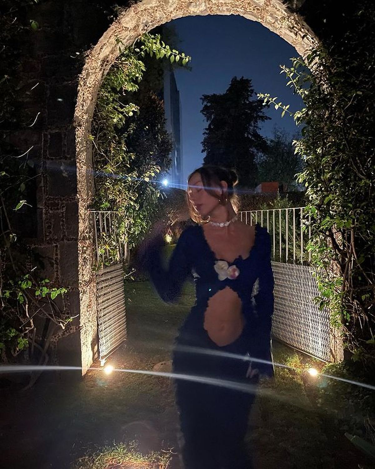Ester Expósito de fiesta, se suma al coquette y paraliza la tendencia furor del 2024.