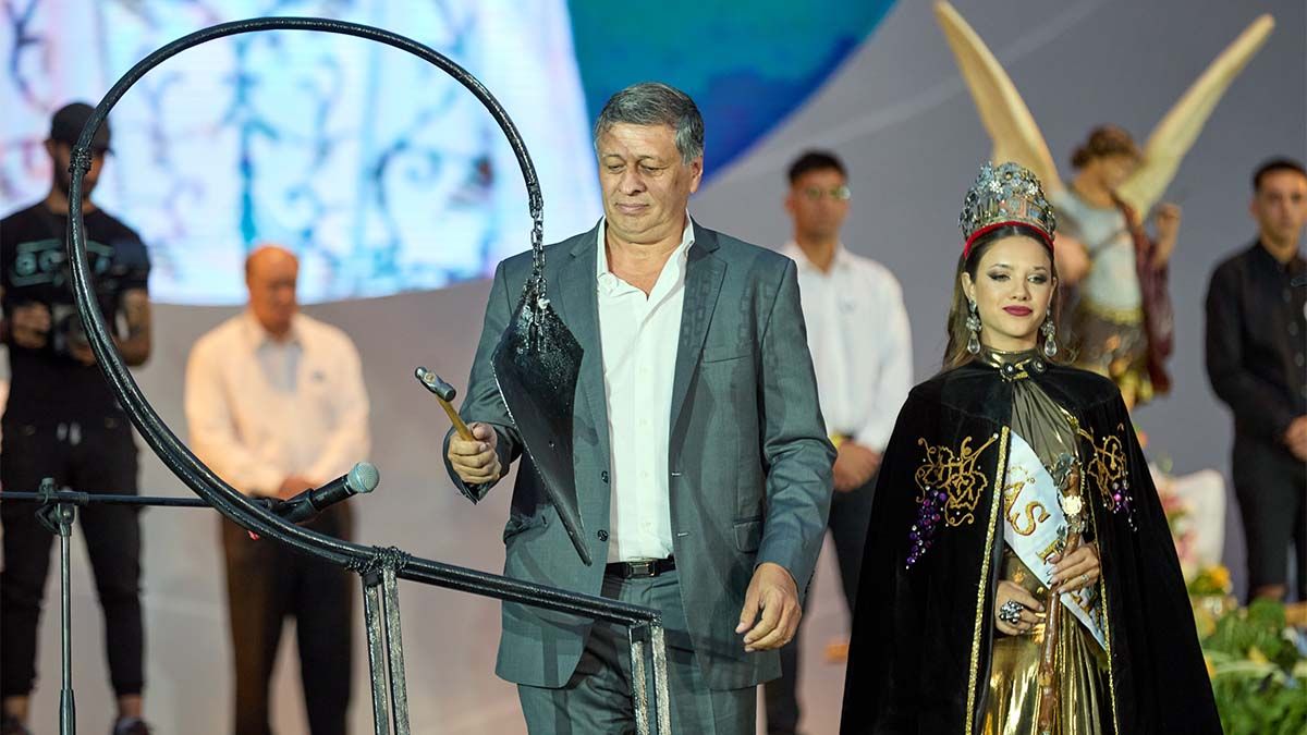 Daniel Orozco realiza el tradicional toque de reja en la Bendición de los Frutos.