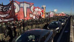 Heridos y detenidos tras el desalojo de piqueteros en la Panamericana