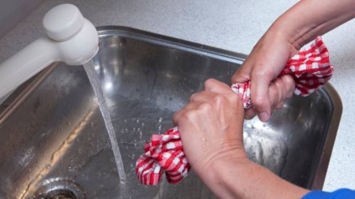 Cómo quitar el olor a humedad de los repasadores utilizando un chorrito de vinagre y un poco de bicarbonato