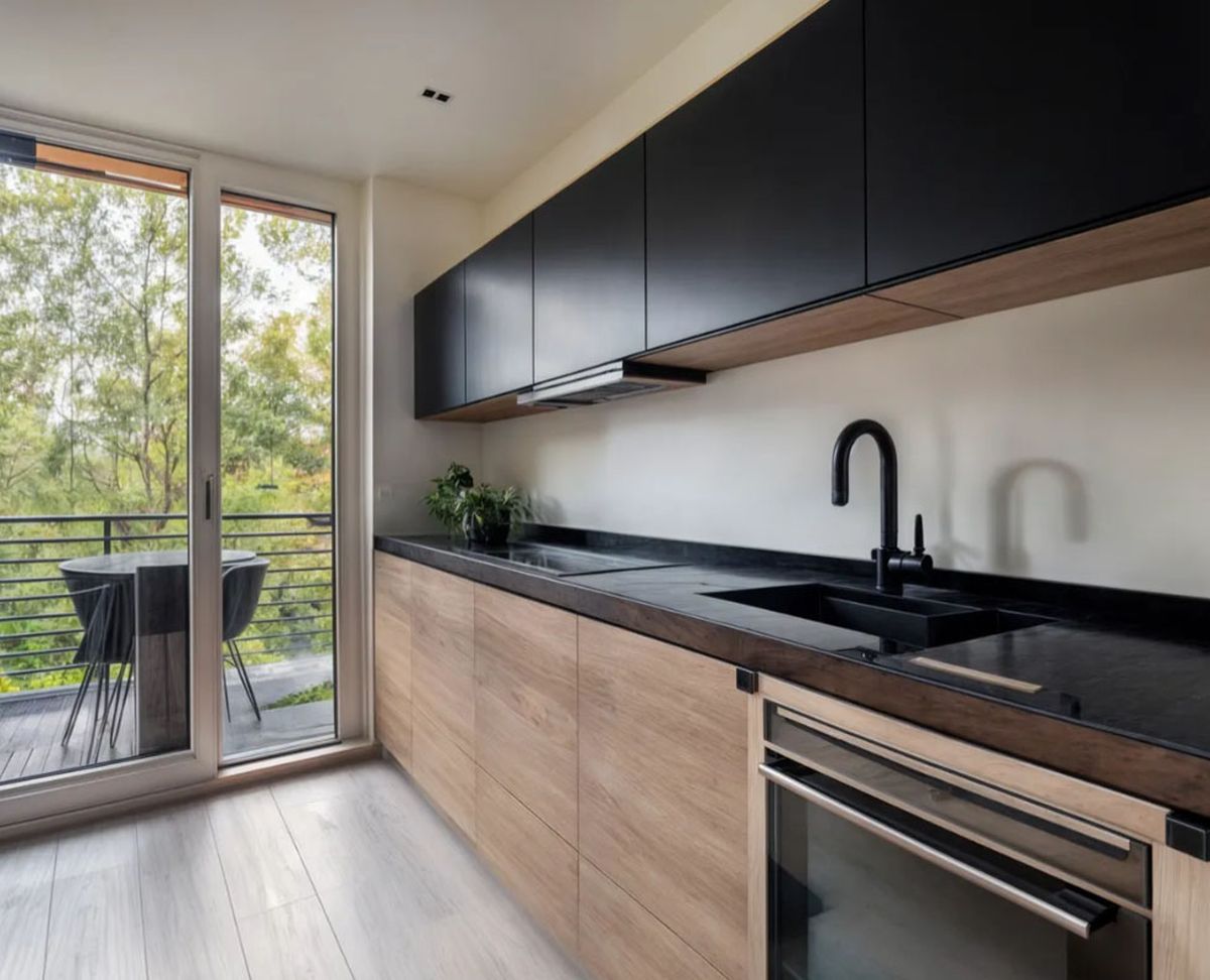 La cocina de una Tiny house suele mostrar buenos diseños y terminaciones. La cocina de una Tiny house suele mostrar buenos diseños y terminaciones.