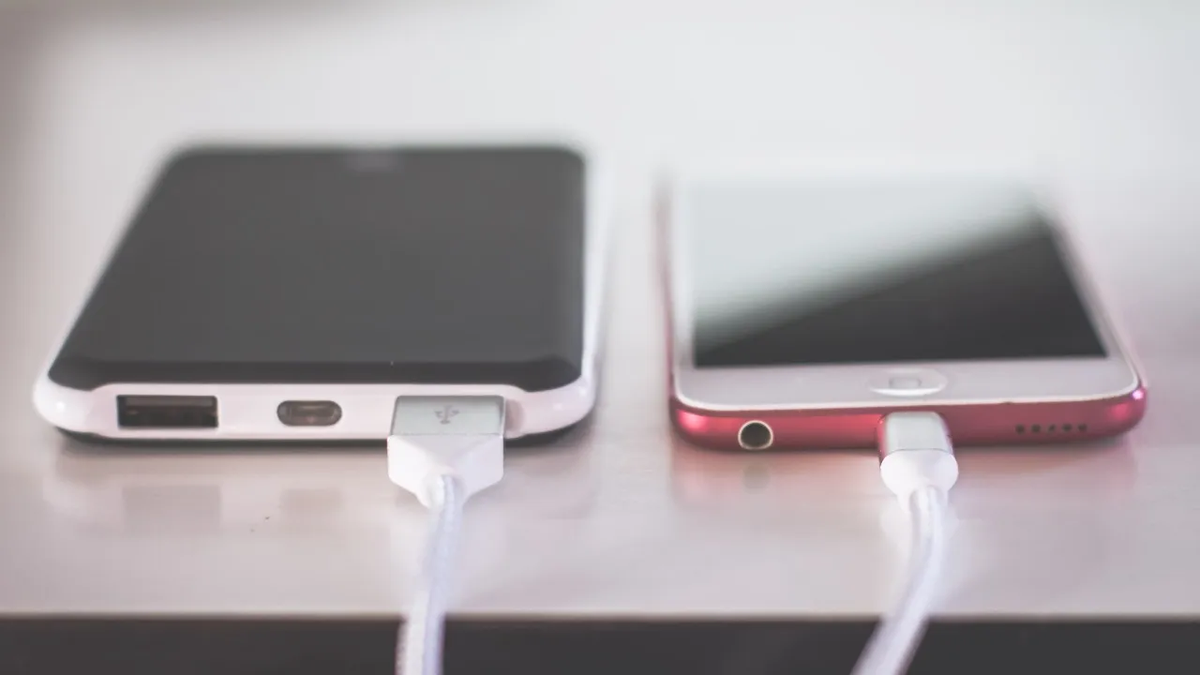 Pocos lo saben: por qué recomiendan sacarle la funda al celular mientras lo estás cargando Pocos lo saben: por qué recomiendan sacarle la funda al celular mientras lo estás cargando