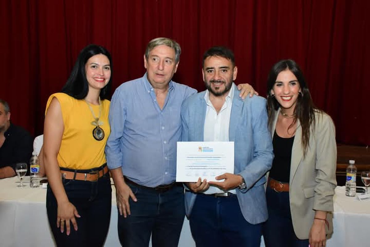 La intendenta Flor Destéfanis junto a Emir Félix y el intendente Fernando Ubieta, que forma parte de las autoridades. También fue proclamada Paloma Scalco. La intendenta Flor Destéfanis junto a Emir Félix y el intendente Fernando Ubieta, que forma parte de las autoridades. También fue proclamada Paloma Scalco.