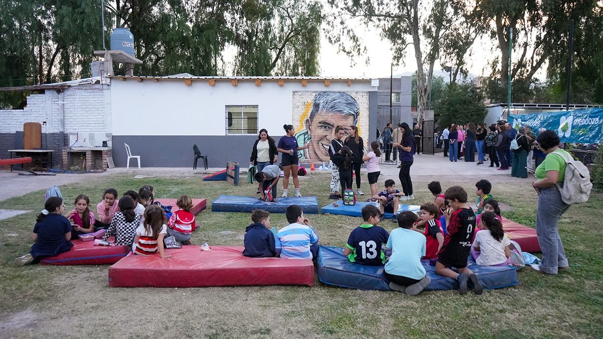 Fundación Grupo América y la Municipalidad de Ciudad inauguraron un salón de usos múltiple en el playón deportivo del barrio Sanidad.