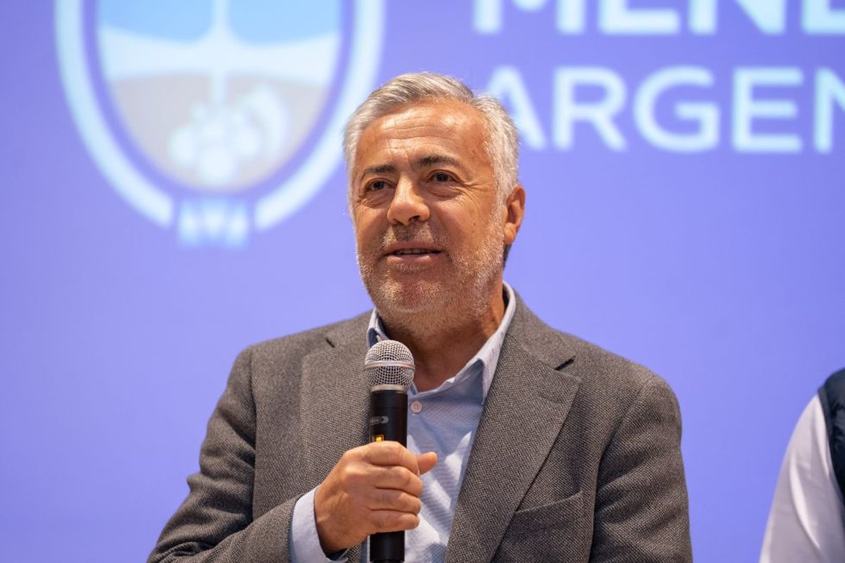 Alfredo Cornejo, gobernador de Mendoza, en la entrega de escrituras. Alfredo Cornejo, gobernador de Mendoza, en la entrega de escrituras.