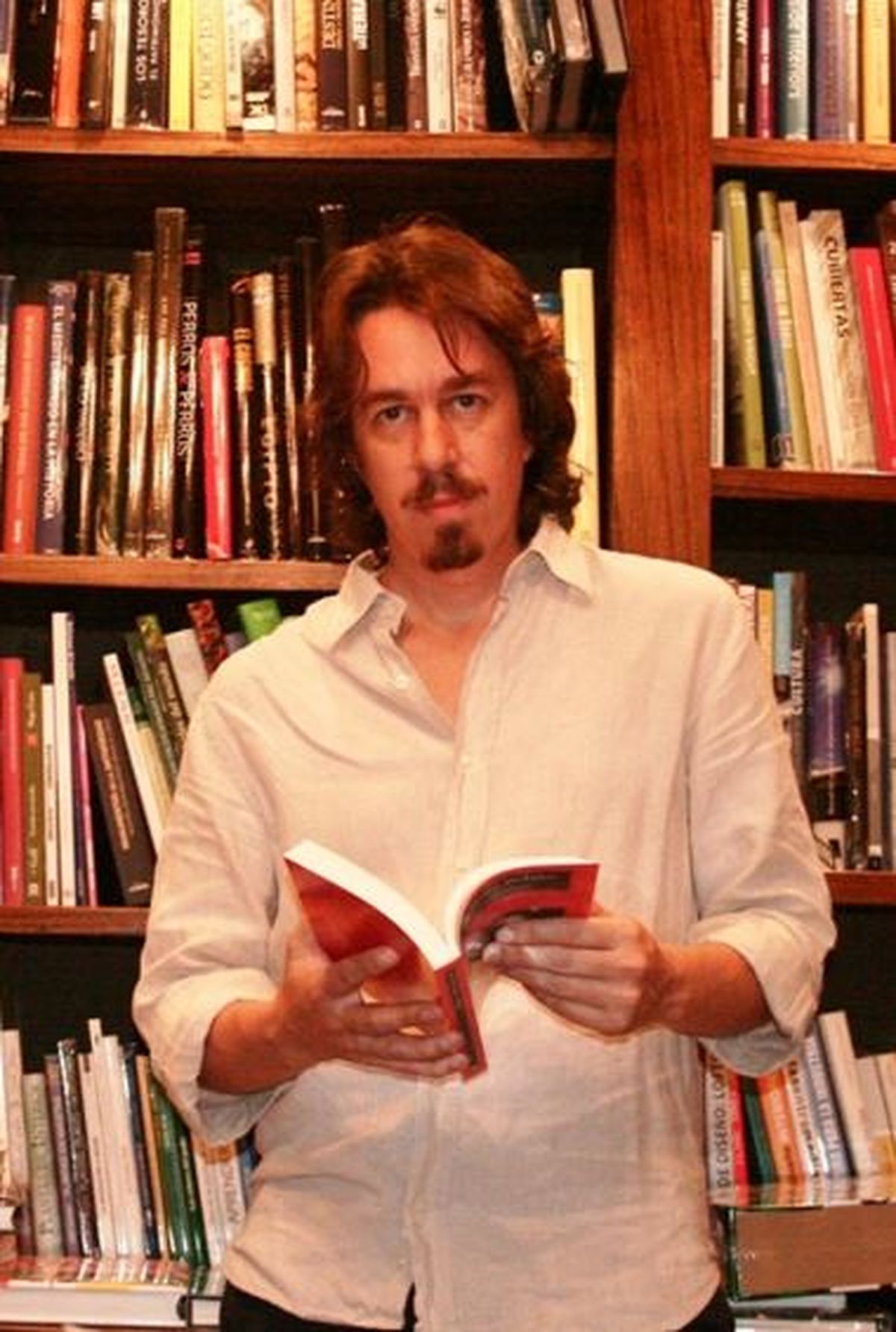 Pedro Mairal, rodeado de libros.