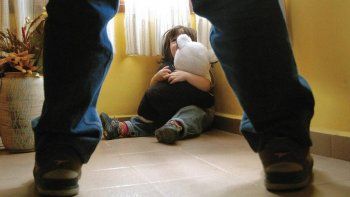 Encontró a su hija de 8 años siendo abusada por su pareja: 