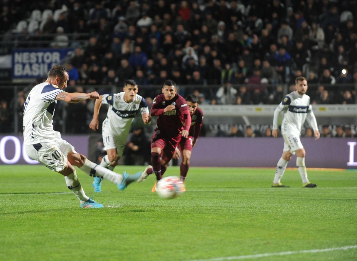 Brahian Alemán convierte el tanto de Gimnasia La Plata por 10ma. fecha de la Liga Profesional