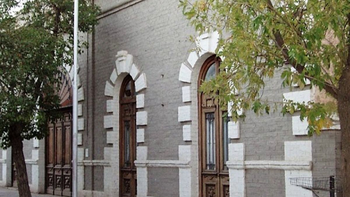 En calle Viamonte al 5220 de Luján, está la Casa Grande.