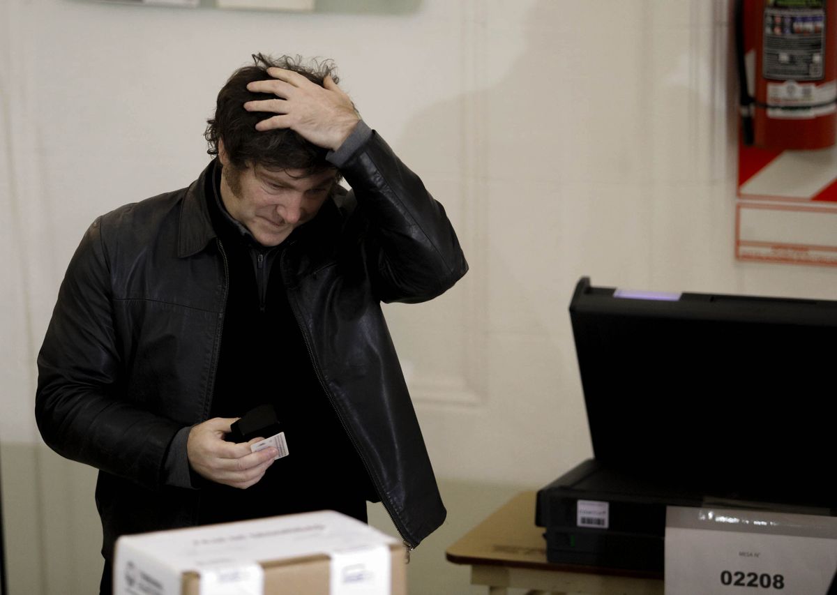 Javier Milei hizo algunas poses especiales cuando fue a votar en CABA.