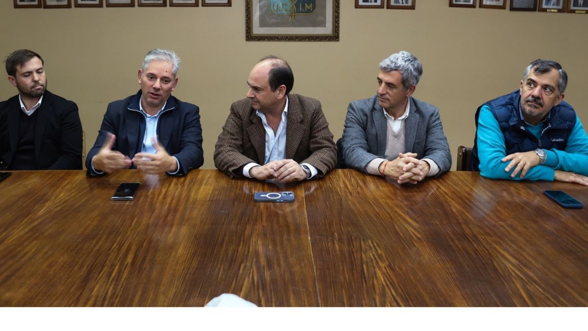 El director de Minería de la Provincia, Jerónimo Shantal; el CEO de la empresa estatal Impulsa Mendoza, Emilio Guiñazú; el presidente de la CECIM, Dalmiro Barbeito; el gerente de proyectos de Impulsa Mendoza, Raúl Robles y Gerardo Fernández, vicepresidente segundo de CECIM. El director de Minería de la Provincia, Jerónimo Shantal; el CEO de la empresa estatal Impulsa Mendoza, Emilio Guiñazú; el presidente de la CECIM, Dalmiro Barbeito; el gerente de proyectos de Impulsa Mendoza, Raúl Robles y Gerardo Fernández, vicepresidente segundo de CECIM.