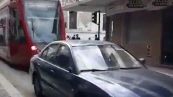 Se estacionó en el medio de las vías para pedir una pizza