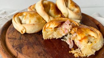 Empanadas de jamón y queso con 1 ingrediente estrella: la receta con cebolla caramelizada súper rica y jugosa Empanadas de jamón y queso con 1 ingrediente estrella: la receta con cebolla caramelizada súper rica y jugosa