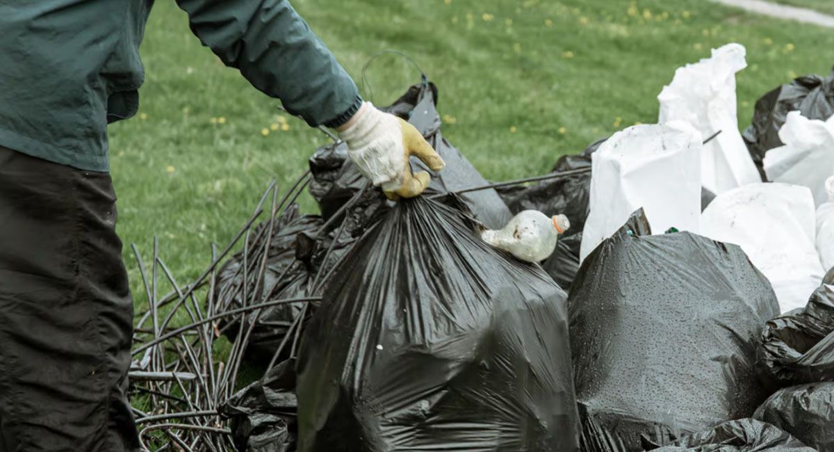 El trabajador municipal cumplía con su labor recolectando residuos y murió aplastado luego de caer del camión El trabajador municipal cumplía con su labor recolectando residuos y murió aplastado luego de caer del camión