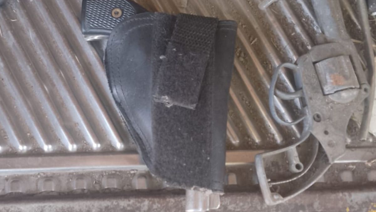 El turista llevaba en una bolsa plástica con dos armas de fuego, un tipo revólver calibre 22 corto. Una de ellas estaba apta para disparar. El turista llevaba en una bolsa plástica con dos armas de fuego, un tipo revólver calibre 22 corto. Una de ellas estaba apta para disparar.