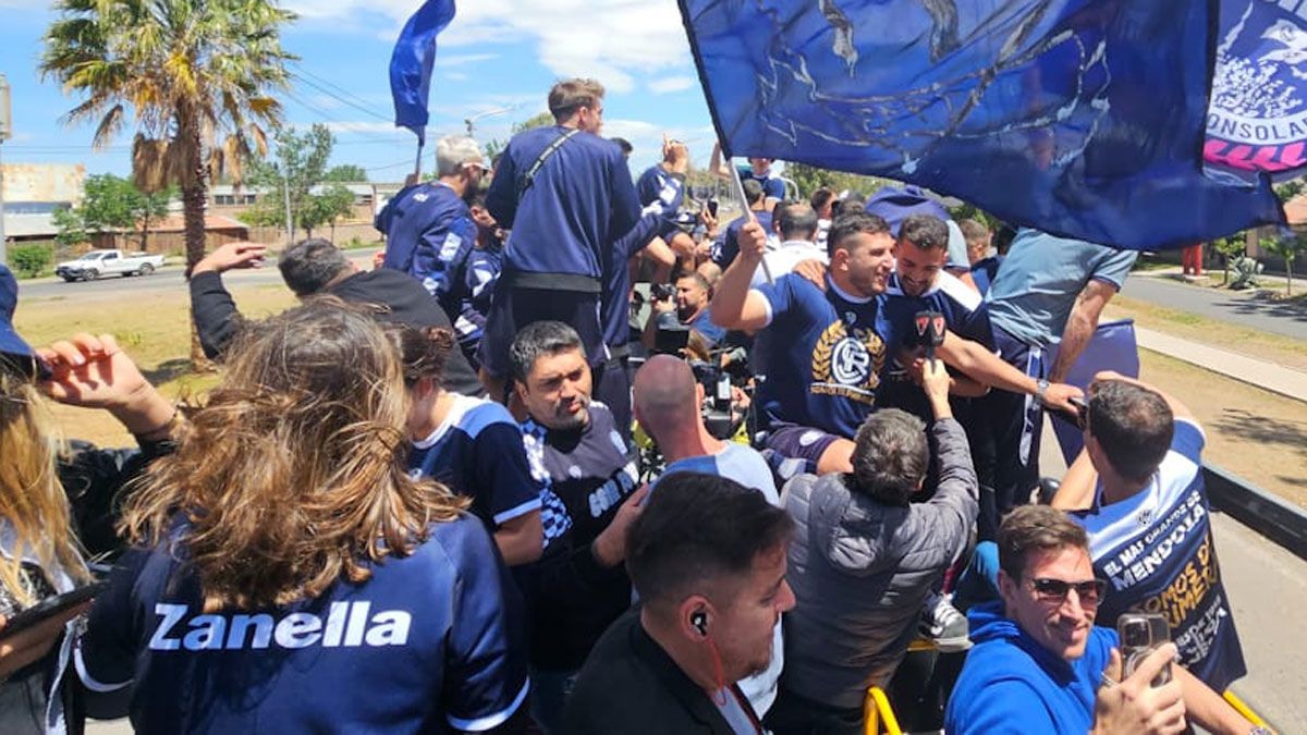 Independiente Rivadavia está en Mendoza y tuvo un recibimiento como se merece por parte de sus hinchas. Foto: Nicolás Ríos (Diario UNO).