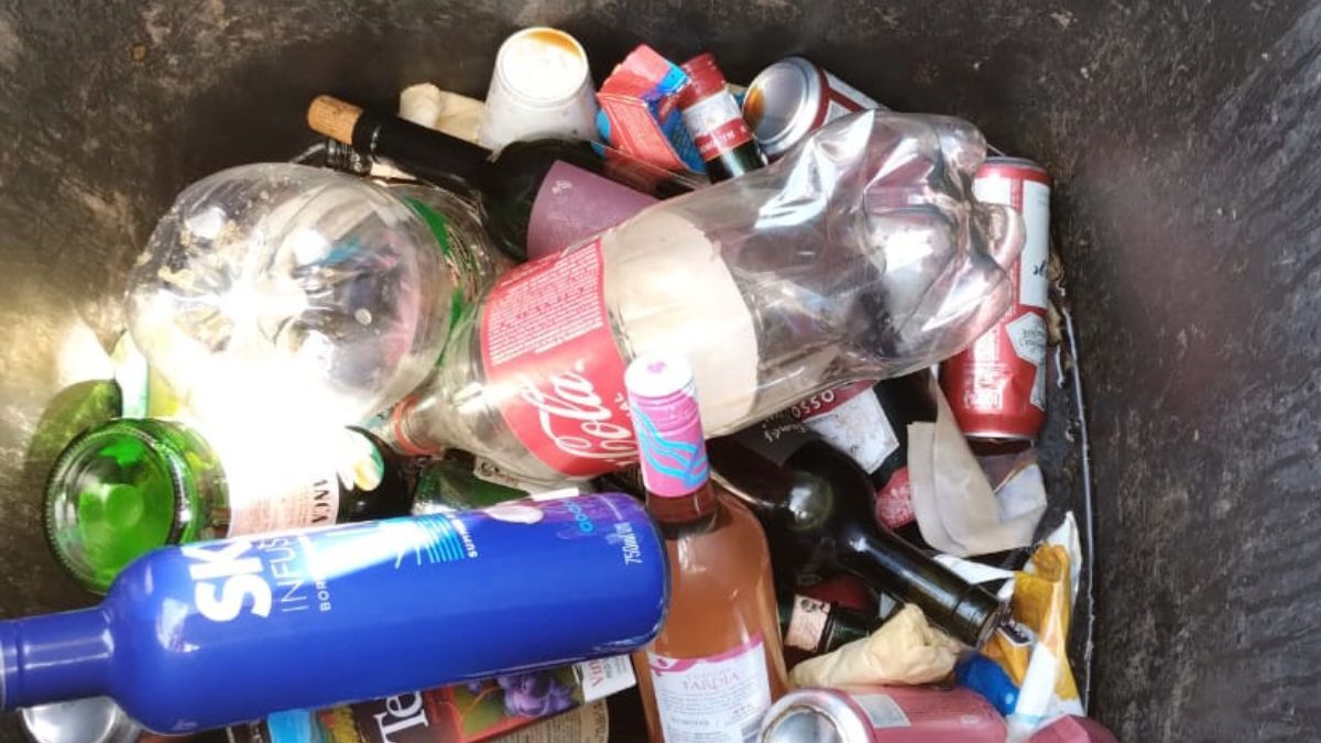 Algunas de las pocas botellas con bebidas alcohólicas que la Policía decomisó en Las Compuertas Algunas de las pocas botellas con bebidas alcohólicas que la Policía decomisó en Las Compuertas