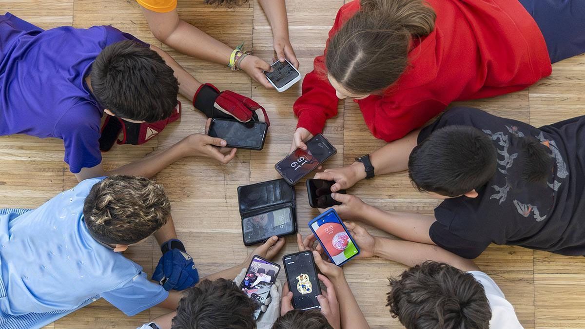 España prohibirá el acceso a redes sociales a menores de 16 años y hará un rastreo de contenidos