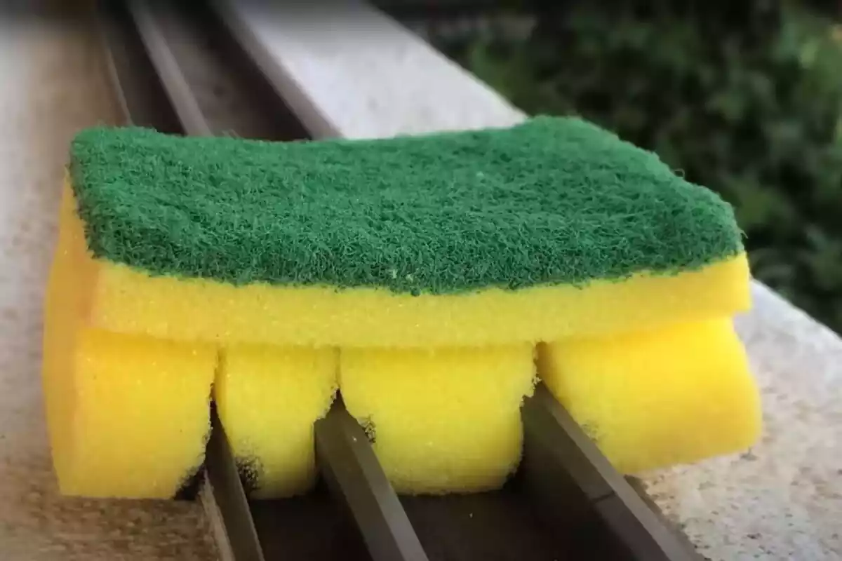 El truco casero consiste en utilizar una esponja y un rotulador para marcar y hacer cortes precisos en los rieles de tus ventanas, facilitando su limpieza El truco casero consiste en utilizar una esponja y un rotulador para marcar y hacer cortes precisos en los rieles de tus ventanas, facilitando su limpieza