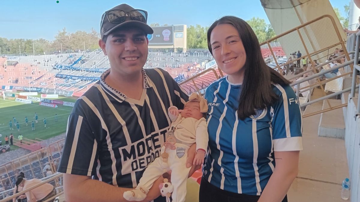 Leo, Florencia y Luisina alentaron al Tomba en el Malvinas. Leo, Florencia y Luisina alentaron al Tomba en el Malvinas.