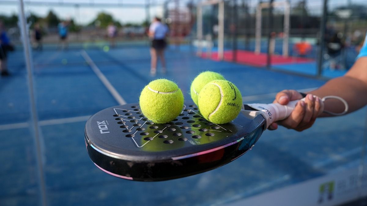 Cómo empezar a jugar al pádel sin lesionarte: guía práctica para principiantes