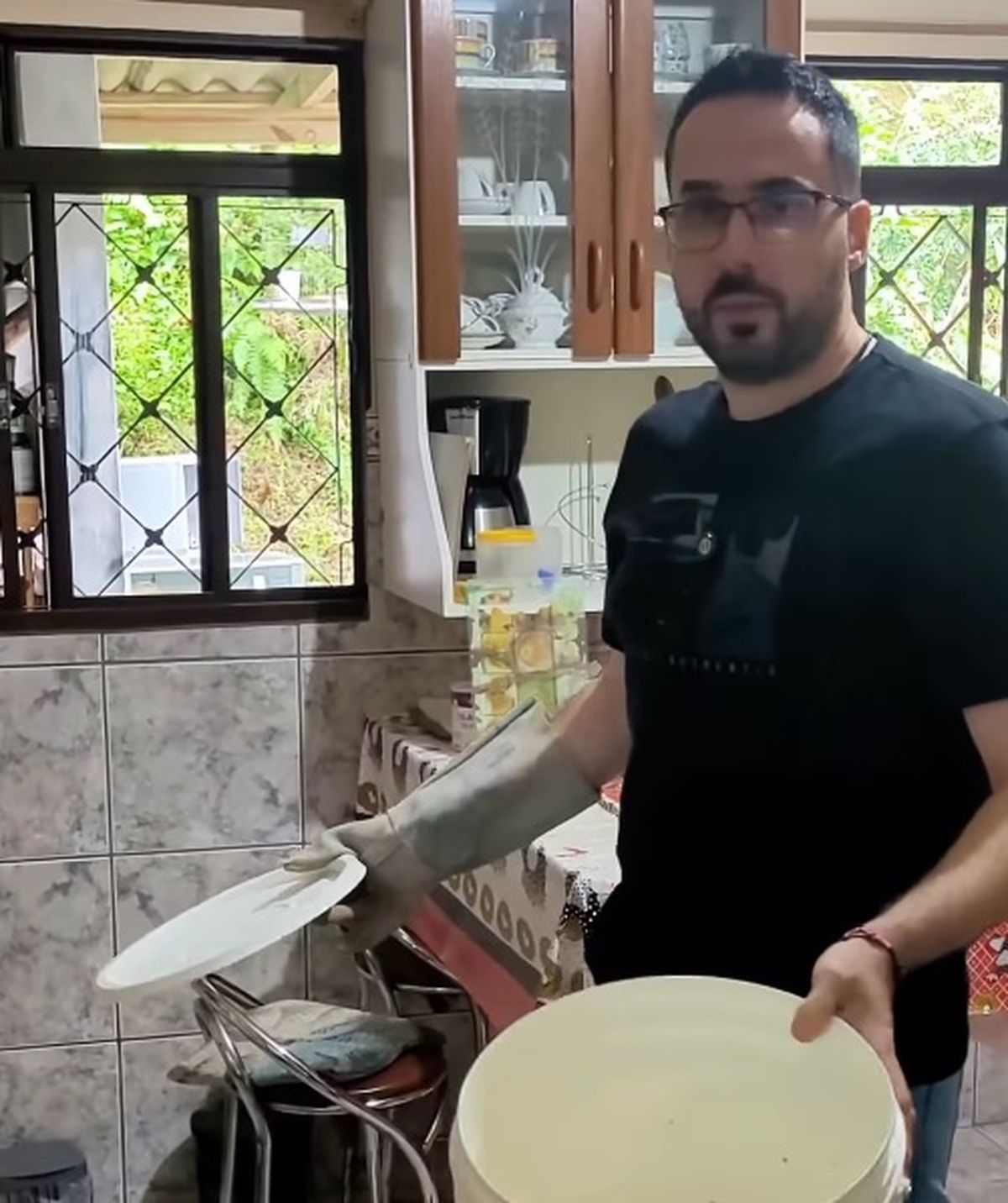 Gilberto Ademar Duwe rescató a la serpiente antes de que ocurriera una tragedia. Gilberto Ademar Duwe rescató a la serpiente antes de que ocurriera una tragedia.