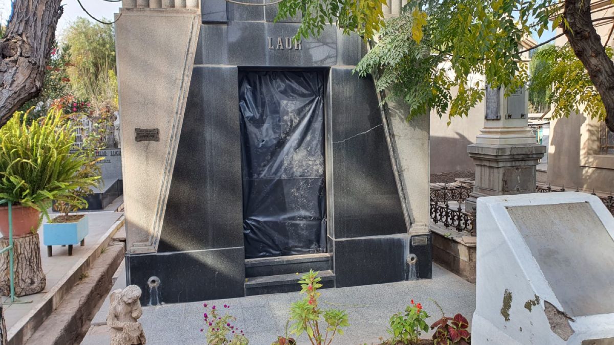 Además de la falta de la puerta de este mausoleo, se puede apreciar a la derecha a dos monumentos fúnebres a los que les han robado las placas de bronce.