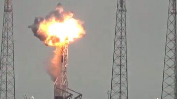 El momento exacto de la explosión del cohete Falcon 9 en video