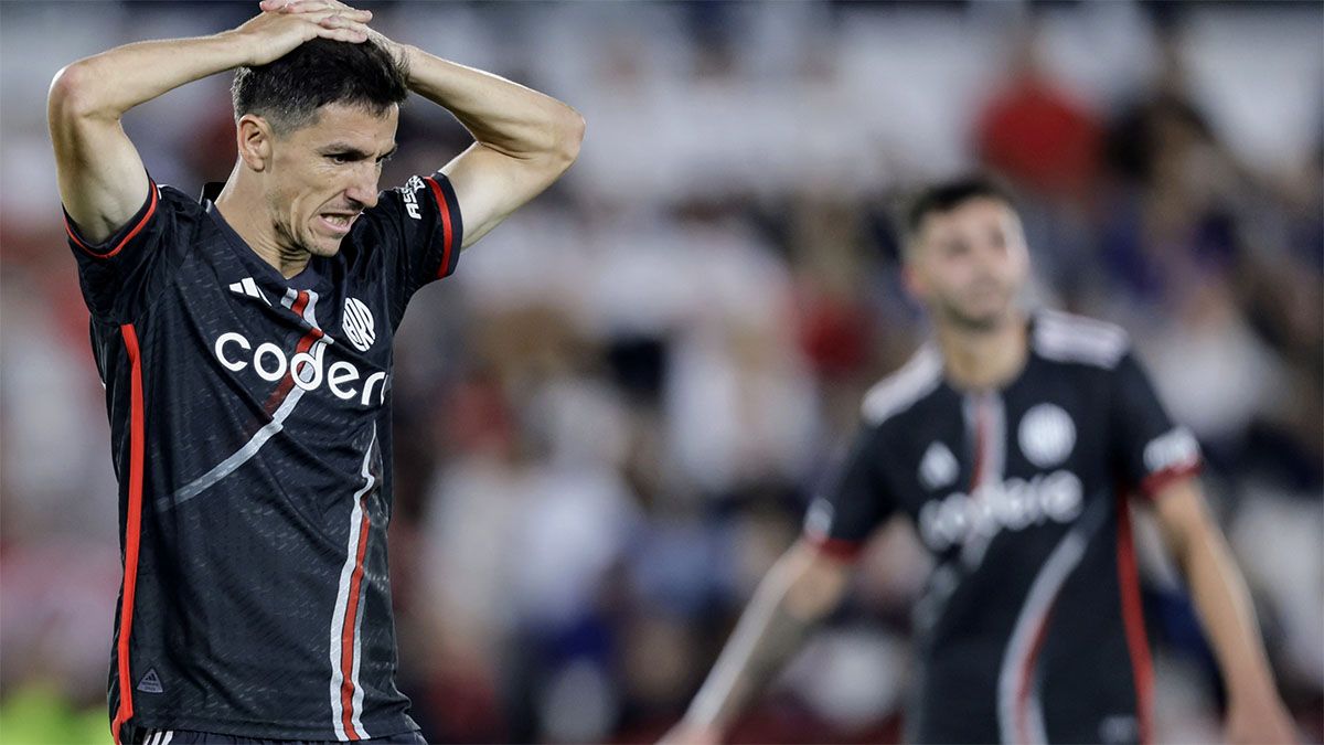 Nacho Fernández se lamenta por una chance de gol desperdiciada por River.