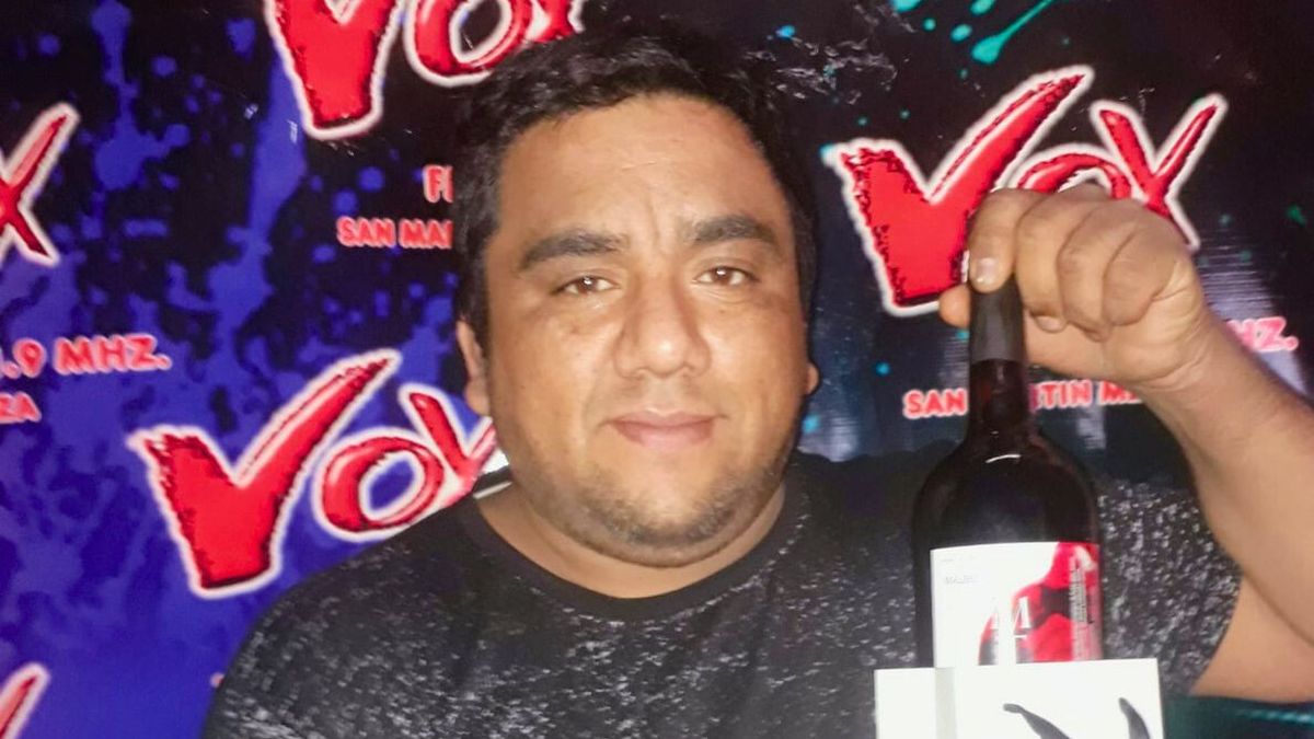 Juan conserva la necesidad de conservar y transmitir sus raíces. Juan conserva la necesidad de conservar y transmitir sus raíces.