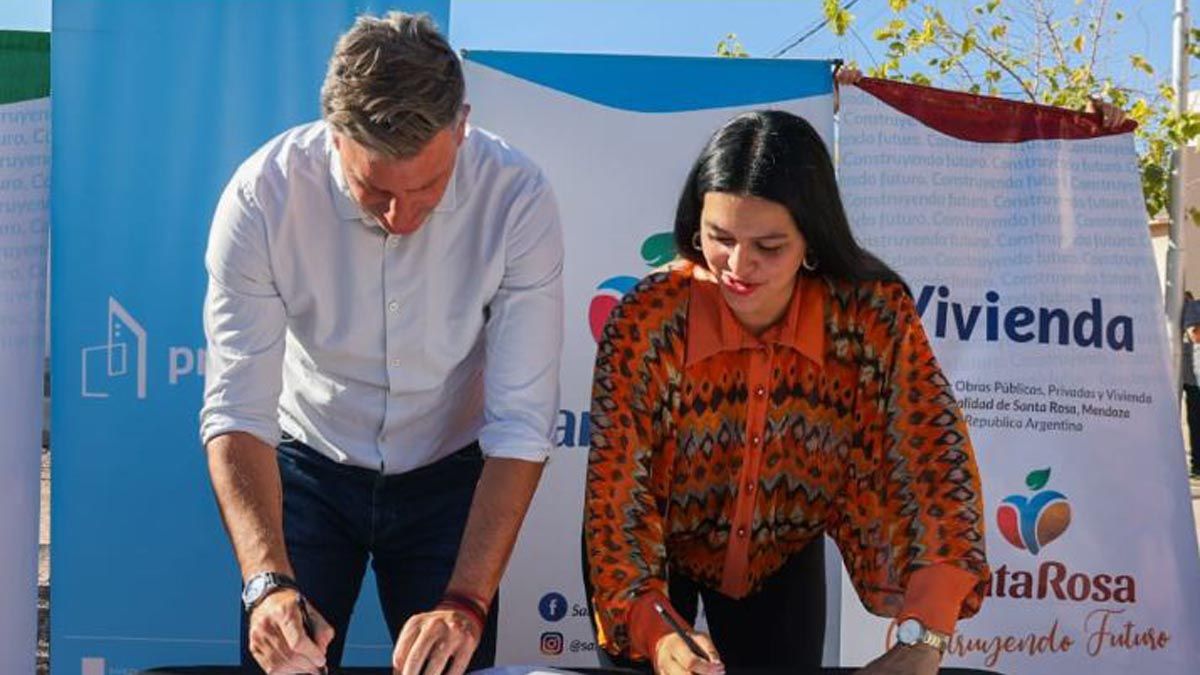 El funcionario nacional Luciano Scatolini, del Ministerio de Hábitat, firma un convenio con Flor Destéfanis.