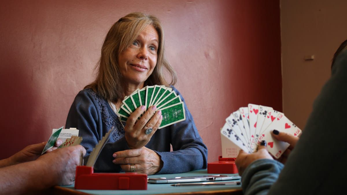 Liliana Ferrer tiene a cargo los cursos para aprender a jugar al bridge e introducirse en este apasionante juego.