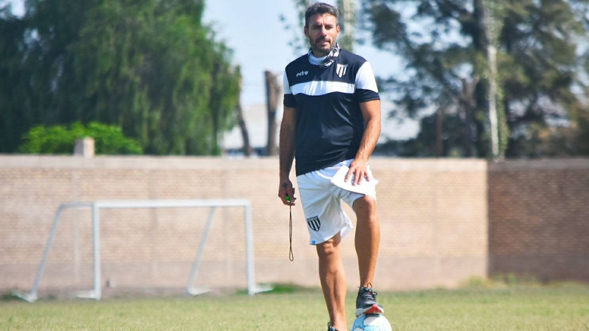 Diego Pozo repetirá equipo ante Villa Dálmine.
