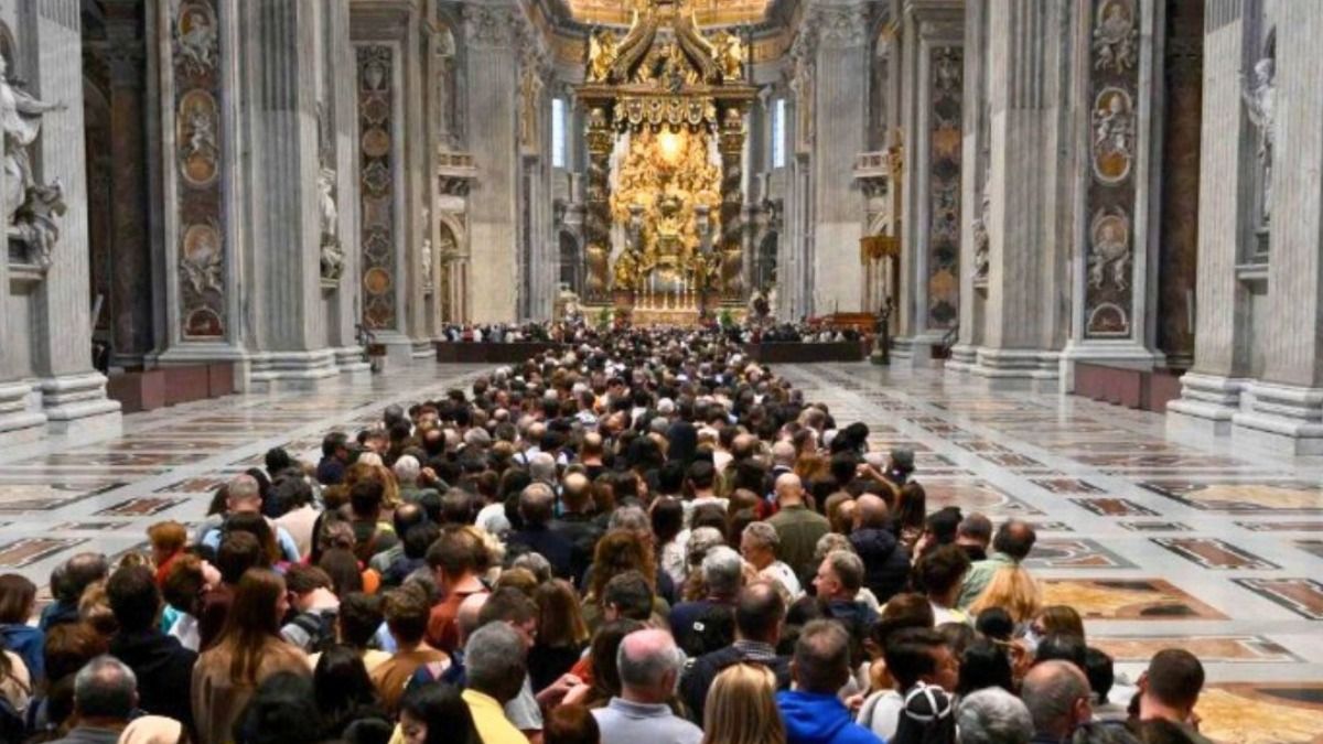 Se espera una afluencia masiva de personas durante el segundo día del velatorio del papa Francisco, con horarios extendidos para facilitar la visita de los fieles.