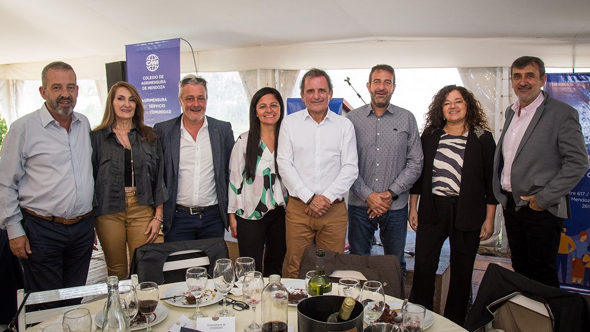 Intendente de Junín, Héctor Ruiz, junto a su esposa; el flamante presidente de la Caja Previsional Técnica de Mendoza, Victor Cattáneo; Carina Vicario, Javier Oyhenart; el ministro de Planeamiento e Infraestructura, Mario Isgró; ministra de Cultura y Turismo, Nora Vicario; ingeniero agrimensor especializado en catastros de Iberoamérica, Diego Erba