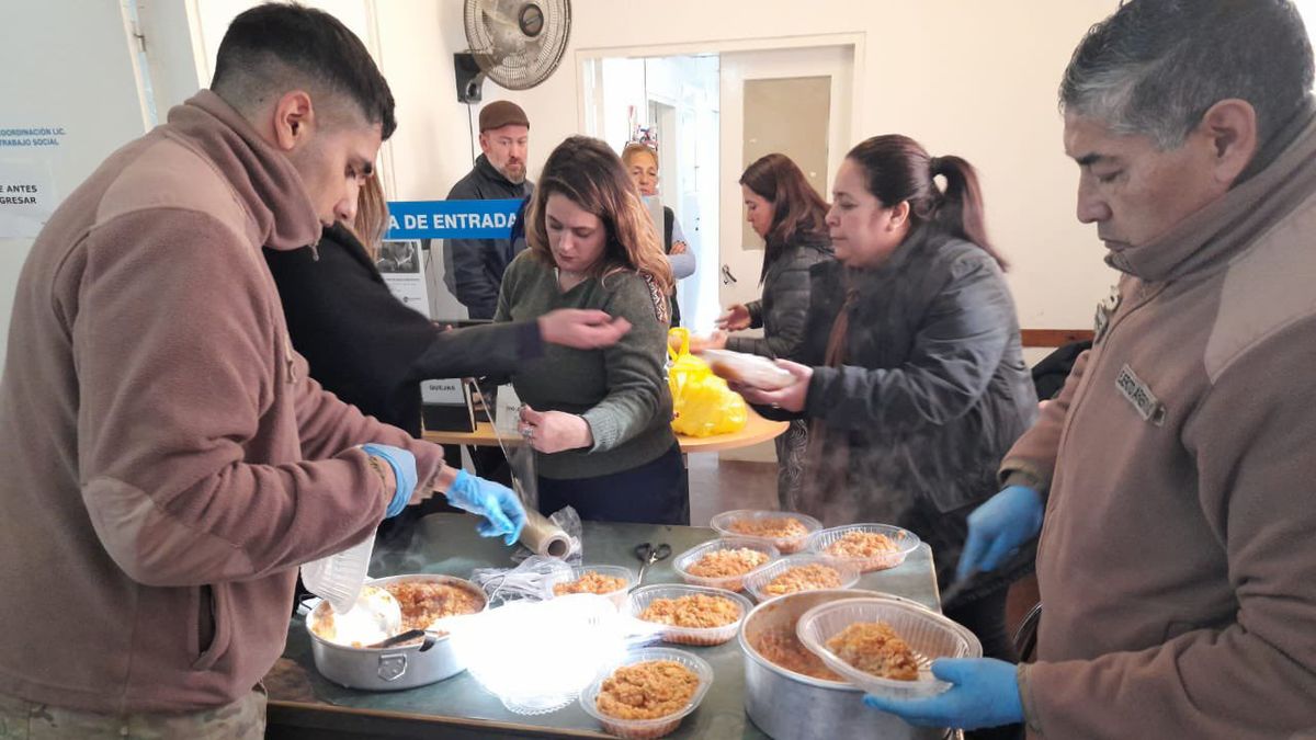 Miembros del Ejército repartieron comida caliente a personas vulnerables en San Martín.