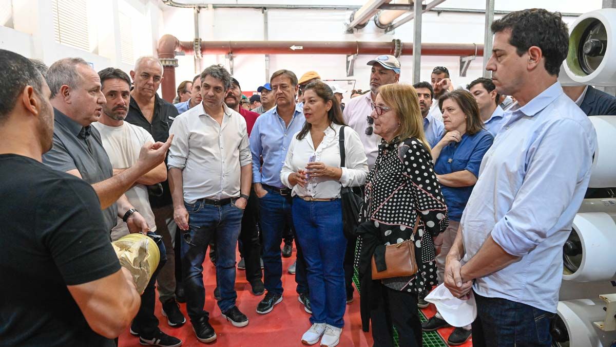 Todos atentos. En el centro de la imagen, el gobernador Rodolfo Suarez escucha las explicaciones en una de las empresas visitadas en Israel.