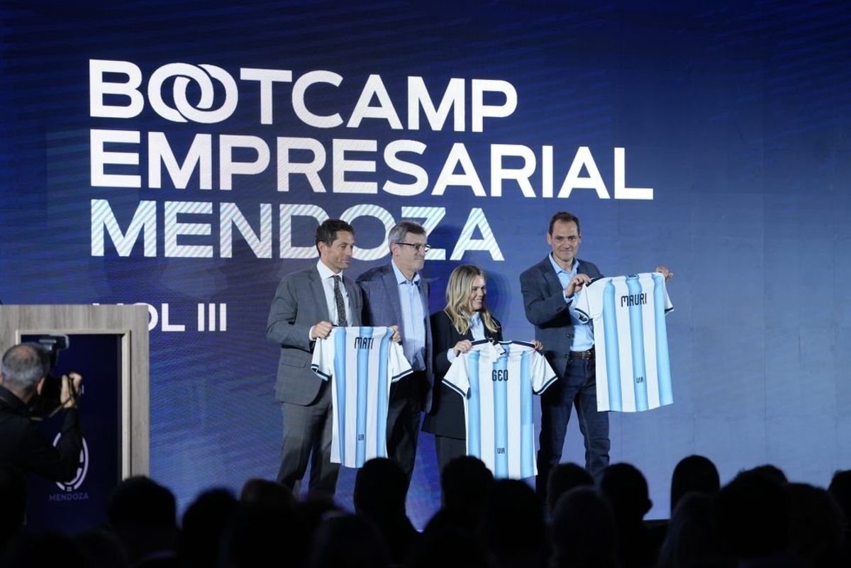 Especialistas suben al escenario del Bootcamp Empresarial Mendoza. Gentileza Especialistas suben al escenario del Bootcamp Empresarial Mendoza. Gentileza