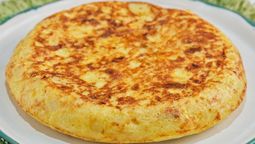 Simple y sabrosa: cómo hacer una tortilla de papas en solo 10 minutos y sin sartén